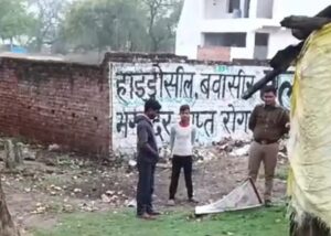 मंदिर के पास मिला युवक का शव चेहरे व सिर पर गंभीर चोटे
