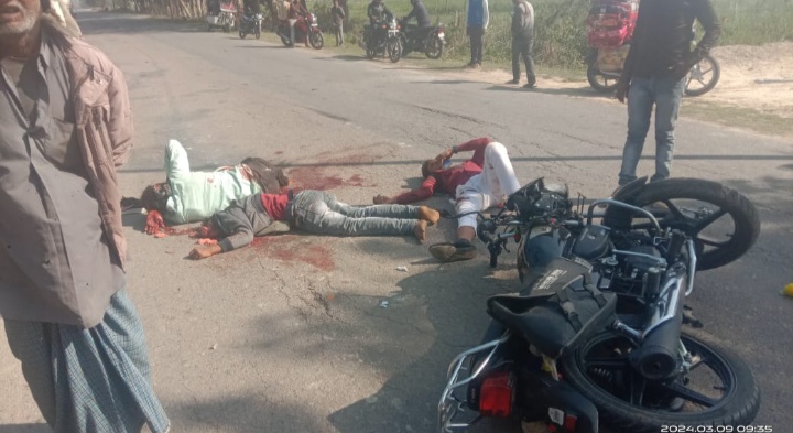 तेज रफ्तार डंफर ने बाइक सवार को मारी टक्कर एक की मौत दो घायल