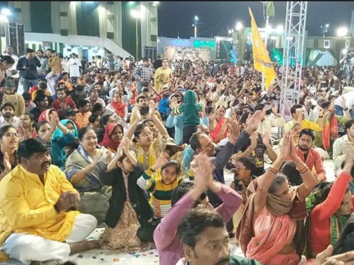 उन्नाव में श्री खाटू श्याम महोत्सव पर कलाकारों ने भजन व कीर्तन सुन कर भक्तों को खूब झूमते रहे।