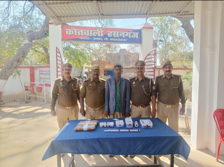 *ब्रेकिंग न्यूज़*
*थाना हसनगंज उन्नाव*

*•	शातिर चोर चढ़ा पुलिस के हत्थे, चोरी किये गये सोने व चांदी के जेवरात व घटना में प्रयुक्त मोटरसाइकिल बरामद*

श्रीमान पुलिस अधीक्षक महोदय जनपद उन्नाव के कुशल निर्देशन एवं श्रीमान अपर पुलिस अधीक्षक महोदय दक्षिणी एवं श्रीमान क्षेत्राधिकारी महोदय हसनगंज के कुशल पर्यवेक्षण में अपराध एंव अपराधियों के विरूद्ध चलाये जा रहे अभियान के क्रम में थाना हसनगंज पुलिस द्वारा एक शातिर चोर को चोरी जेवरात (सोने व चांदी), रुपये, घटना में प्रयुक्त मोटरसाइकिल व अन्य सामान बरामद कर गिरफ्तार किया गया।

*संक्षिप्त विवरण-*  आज दिनांक 18.03.2024 को प्र0नि0 श्री चंद्रकान्त मिश्र व उ0नि0 श्री दीपक कुमार मय हमराह फोर्स द्वारा कस्बा हसनगंज से गजफ्फर नगर जाने वाले रास्ते के पुलिया से अभियुक्त कमलेश उर्फ कमलाकान्त पुत्र तेजबली गुफ्ता उर्फ सपरी नि0 मलकादिन सराय थाना हसनगंज,उन्नाव उम्र करीब 42 वर्ष को मु0अ0सं0 60/24 धारा 457/380 भा0दं0वि0 से सम्बन्धित पायल दो जोड़ी सफेद धातु, सुतिया एक सफेद धातु,जंजीर एक सफेद धातु, कड़ा दो सफेद धातु, अंगूठी एक सफेद धातु, दो जोड़ी पायजेब सफेद धातु,कान की झुमकी एक जोड़ी पी