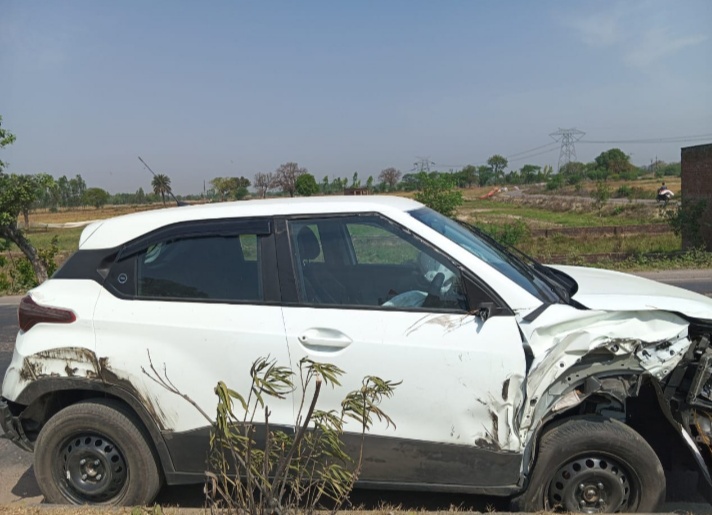 कानपुर टू लखनऊ नेशनल हाईवे पर कार का टायर फटने से कार लहरा कर एक ट्रक मे जा टकरा गई